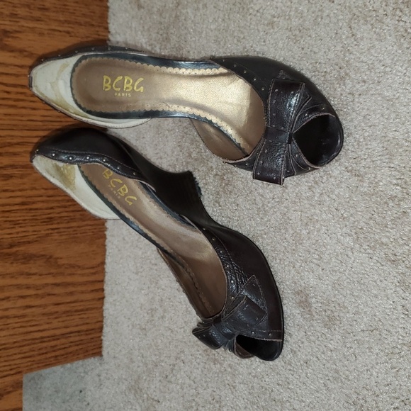 Bcbg Paris 8 rounded contour wedges peep toe bow metal accents - Picture 1 of 12